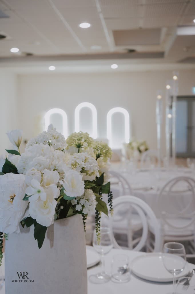 Saal Lux – Elegant hall with flower arrangements and LED arches